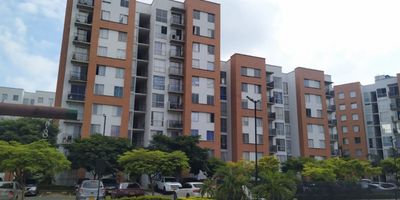 Se Vende apartamento en noveno piso. El inmueble goza de un área de 60 mt2 aproximadamente, cuenta con excelente iluminación y distribuido en sala - comedor, baño en el hall de habitaciones, cocina integral con gabinetes en la parte superior e inferior con gas natural, zona de lavado, dos habitaciones cada una con su respectivo closet y la principal tiene baño privado, sala tv y balcón con vista panorámica hacia el exterior. El inmueble cuenta con pisos en cerámica, espacios amplios y ventilados. Ubicado en el sur de la ciudad en una zona de bastante actividad comercial, con negocios, droguerías y tiendas, muy cerca a parques, centros comerciales, hospitales, universidades entre otros, también cuenta con excelentes vías de acceso como la avenida Ciudad de Cali y la autopista Simón Bolívar. Todo lo ideal para vivir usted y su familia.