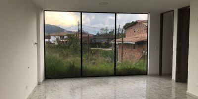 Se arrienda local en la Unión, cuenta con un área de 25 metros cuadrados, con 1 baño, sector seguro, con buen flujo de personas.