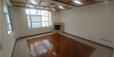 Gran oportunidad de casa en venta en el barrio la esmeralda ubicada en la localidad de Teusaquillo consta de un garaje con capacidad para seis carros , estudio  una sala con chimenea y un comedor con diferentes ambientes, patio, cubierto con teja habitable, una habitación de servicio con baño privado, una habitación auxiliar, un baño de visitas, un cuarto de depósito y cocina integral con buen espacio, en el segundo piso cuatro habitaciones auxiliares con closet en madera, un baño para las habitaciones, una habitación principal con baño privado con todos sus accesorios y wolking closet buenas vías de acceso al sector residencial y comercial zonas verdes.
