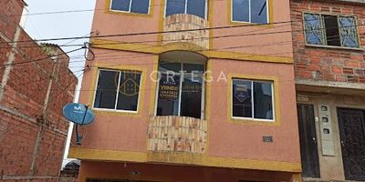 Se vende apartamento dúplex, área 120m2, cuenta con 5 habitaciones, sala comedor, 3 baños, cocina tradicional, zona de ropas, bbq, terraza, piso en cerámica.