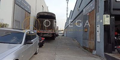 Se arrienda bodega interior, área 500 m2, cuenta con amplios espacios de trabajo, 1 baño, 2 habitaciones, 1 closet, zona de cocina, piso en baldosa y concreto, deposito, amplio salón, se aceptan adecuaciones. 