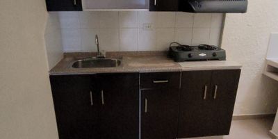 Apartaestudio en Prado Centro muy bien ubicado al frente del Instituto Formarte, muy iluminado, excelentes rutas de transporte a dos cuadras de la Estación Hospital del Metro, cerca a la Universidad de Antioquia, Ruta N, CC Aventura, Hospital San Vicente, 1 alcoba, , piso en porcelanato, baño independiente, cocina, zona de ropas, no cuenta con red de gas, no se permite niños ni mascoticas, agenda tu cita para que lo conozcas. CÓDIGO 1167