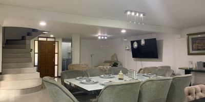 Casa en arriendo en unidad cerrada cerca a malls y centros comerciales. Rutas de transporte. Piso en porcelanato, tres niveles, sala comedor, 4 alcobas con baño en la principal, jacuzzi, cocina integral abierta tipo americano, balcon y parqueaderos lineales cubiertos. Piscina climatizada, gym, parque infantil, salon social, sauna, zona para mascotas, placa polideportiva, porteria 24 horas, citofonia y circuito cerrado de tv. *Inmuebles sujetos a verificación de disponibilidad.*
