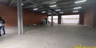 HERENCIA INMOBILIARIA, ofrece excelente local comercial en La América para estrenar, 300 m2 libres para para sus debidas adecuaciones de acuerdo a sus necesidades, altura libre de 4 metros, cuenta con servicios sanitarios y demás, ubicación estratégica visible al publico en general, ideal para supermercados, almacenes, concesionarios de motos, restaurantes, gimnasios Etc,