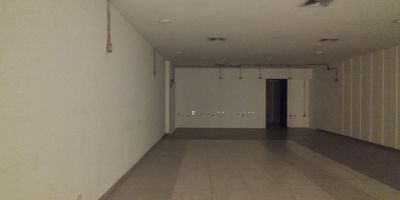 Local en arriendo en centro comercial con acceso directo desde la avenida principal. Sector estratégico, excelente ubicación. Servicios complementarios en centros comerciales. Piso en baldosa, 1 espacio, baño privado, techo cielo raso, aire acondicionado central, energia monofasica, planta electrica y virtina. Baños comunales, auditorio, citofonia, vigilancia 24 hrs, circuito cerrado de tv y parking visitantes con costo. *Inmuebles sujetos a verificación de disponibilidad.*