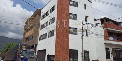 Se arrienda Bodega, área 380 m2, distribuida en 4 niveles, cada uno con su baño, cuenta con amplios espacios de trabajo, ideal para almacenamiento y oficinas, tanque de agua subterráneo, motobomba, luz led, ubicada estratégicamente en zona industrial con fácil acceso para vehículos de carga pesada.