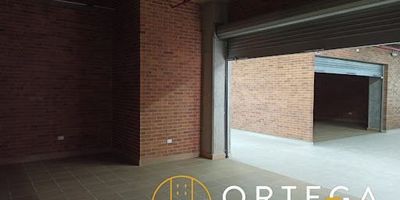 Local esquinero dentro de edificación con un área de 50 m2 aproximadamente, cuenta con dos puertas de persiana, terraza privada. Parqueadero público. Servicios de agua, luz y gas.