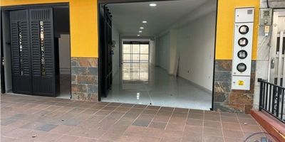 Arriendo de local comercial para estrenar en Envigado, ubicado estratégicamente en el barrio San Marcos, sector Obrero. Este espacioso local de 170 m² cuenta con dos baños y un parqueadero, ofreciendo amplios espacios adaptables para su negocio. Disfrute de su excelente ubicación en una zona de alto flujo, muy cerca de Comfama, lo que garantiza visibilidad y fácil acceso. Ideal para diversas actividades comerciales. El canon de arriendo es de $7.000.000. Si desea conocer más detalles o programar una visita, puede contactarnos a través de WhatsApp, la opción quiero que me contacten o ver nuestros teléfonos.