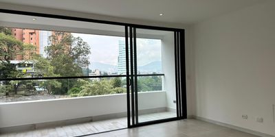 Apartamento en arriendo en unidad cerrada cerca a supermercados, parques, via principal, centros comerciales, restaurantes, rutas de transporte publico y servicios complementarios. Piso en porcelanato y madera, sala comedor, estar de tv, 3 alcobas con baño en la principal, cocina integral abierta tipo americano, balcon y parqueaderos lineales cubiertos. Conjunto cerrado con ascensor, piscina, gimnasio, salon social, sauna, parques infantiles, zonas verdes, citofonia, alarma y circuito cerrado de tv. *Inmuebles sujetos a verificación de disponibilidad.*