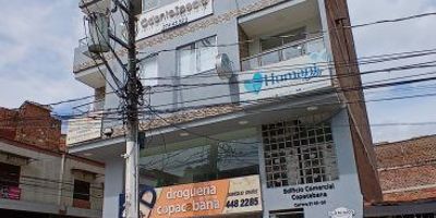 Local amplio, ubicado en la carrera 51 N 49-09 Local 503 - piso 6, con buena iluminación y ventilación. A su alrededor tiene zonas comerciales, restaurantes, droguerías, papelerías, puntos de comidas rápidas, transporte público metro, urbano, autopiosta, heladerías, spa de belleza y tiendas de barrio. 
CUENTA CON LUZ LED.