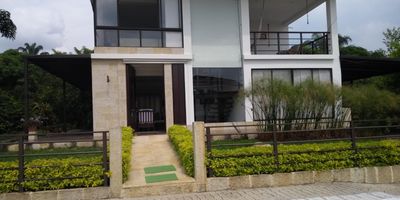 Hermosa casa campestre con piscina privada,amplias zonas verdes ,salon social,tanque subterraneo para aguas luvias con sistema percolado ,tanque agua potable,2 alcobas con baño privado ambas con terraza,cancha multiple.