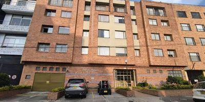 Magnífico apartamento dúplex con vista exterior, quinto piso con ascensor, tres garajes y amplio depósito, iluminado, excelente ubicación, cerca a centros comerciales, transmilenio, clínicas, sector exclusivo. Nivel uno Entrada con puerta blindada y chapa de alta seguridad, hall de acceso, baño social, sala amplia con balcón, chimenea y dos muebles para porcelanas o biblioteca, comedor independiente con pequeño balcón, cocina integral mixta y su área de ropas con lavadero, insta-lavadora, tendedero y calentador a gas, cuarto y baño de servicio, hall de alcobas con closet de linos, estudio o cuarto de tv, con mueble, dos habitaciones con closet, principal baño privado con tina y espacio independiente para estar de tv o estudio, pisos en retal de mármol, madera laminada y cerámica. Escaleras en cemento y cubierta en alfombra. Nivel dos Una habitación amplia con clóset, un baño completo, pisos en general en mármol, cerámica y madera laminada, techos en madera. Perfecto estado físico.