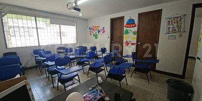 Casa medianera en venta  de dos niveles en calle sin salida en el Barrio Santa Rita Oeste de Cali. Está construida sobre un lote de 226.60 m2. Área construida total 345.40 m2.  Actualmente el inmueble tiene el uso de oficina jardín infantil. El predio cuenta con cerramiento en muro con acabado en estuco y pintura. La edificación, tiene una localización medianera en manzana con forma regular. Stios cercanos como Zoológico de Cali, Parque San Antonio, Estatua Sebastián de Belalcázar, Río Cali, Museo La Tertulia, Parque de los Gatos, Colegio Liceo Benalcázar,  Portada al Mar. Frente: aproximadamente 11.00 metros lineales. Fondo: aproximadamente 20.60 metros lineales. Área de actividad residencial neta. La edificación se estima como construida hace aproximadamente 63 años, en el año 1960. En primer piso enchape en granito pulido, en segundo piso baldosa de cemento. Parqueadero externo y al interior del inmueble con opción de 2 vehículos en línea.

Piso 1: La vivienda está actualmente ocupada como oficina administrativa y se incorpora a casa vecina. Se accede desde la zona social, a la sala comedor y cocina integral, baño social, despensa, alcoba del servicio con baño del servicio, zona de oficios, hall y patio que la incorpora a la casa contigua. El garaje
actualmente es un salón múltiple
Piso 2: El segundo piso dispone de sala de estar, tres alcobas, baño y balcón.