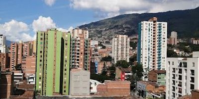 En venta Aparta-estudio ubicado estratégicamente en el sector del centro, cercano al Parque del Periodista, Politécnico Mayor, Bellas Artes y Avenida la Playa, con acceso directo a toda la oferta comercial del sector y a tan solo 3 minutos de la Avenida Oriental, edificio con portería y seguridad 24 horas.