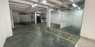 Se arrienda o se vende cómodo local en Marinilla, cuenta con área de 220 metros cuadrados, con 4 baños, cuarto útil, cuenta con buena ubicación. Ideal para tu negocio.