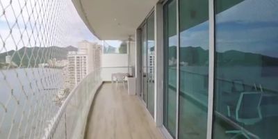 Hermoso y moderno apartamento con vista espectacular sobre la bahia de Santa Marta, rodadero sur, por estar en primera linea de playa y ser edificio de esquina.

Por sus elementos internos dentro del apartamento, por las amenidades dentro del edificio, y por estar ubicado en un sitio privilegiado como es el rodadero sur, y cerca a la sierra nevada de Santa Marta es un sueño hecho realidad.

Tiene doscientos sesenta y ocho metros cuadrados, con tres habitaciones con baño y walking closet, y aire acondicionado mini split, y aire central carrier. Sala de estar, sala, comedor, cortinas electricas hunter douglas terraza, amplia cocina italiana abierta y zona de labores con alcoba de servicio. Deposito grande interno, estudio, ventanas termoacusticas, piso en marmol de formato grande, un amplio balcon, para el disfrute de su familia, por su hermosa vista al mar, a los  amaneceres y atardeceres, la sensacion de la brisa y sonido del mar.

Edificio de dieciocho pisos, y esta ubicado en el piso diecisiete, proximo a las piscinas de la terraza del edificio. con solarium seco y humedo, jacuzzy, sauna, duchas, sala de masajes. igualmente el edificio cuenta con salon social, cancha de squash y gimnasio. dos parqueaderos propios y con parqueadero para visitantes, shut de basuras, zona de juegos para niños y planta electrica, camaras de seguridad, porteria y celaduria permanente. Con lobby de doble altura y lo mas importante, al frente de una inmensa playa.

Proximo a restaurantes, zonas comerciales, transporte facil, y servicios de salud. Facil acceso a las zonas turisticas cercanas como la sierra nevada de santa marta, Minca y zonas de avistamiento de aves, a diversas playas como Playa Blanca, a las del parque tayrona, con deportes de vela y buceo, camping, senderismo, montañismo, bicicleta, y a zonas turisticas de la ciudad de santa marta, y centros historicos, descrita apropidamente como La Perla de America, la ciudad mas antigua del pais.

Existe la opcion de venta