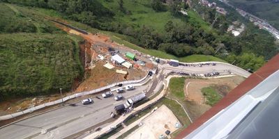 Apartamento en venta en Caldas, Antioquia, ubicado en el barrio Caldas. Este inmueble ofrece 49 m² de área construida, distribuidos en 3 habitaciones y 2 baños, ideal para su comodidad. Incluye 2 parqueaderos y se entrega amoblado, listo para habitar. Su excelente ubicación lo sitúa cerca de servicios y puntos de interés en la ciudad de Caldas. Si busca un apartamento funcional y bien ubicado, esta es una buena opción. Para conocer más detalles o coordinar una visita, puede usar las opciones de WhatsApp, solicitar que le contacten o ver los teléfonos disponibles.