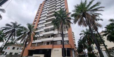 Venta apartamento 247 M2, en Versalles Cali, octavo piso con amplio balcón, hermosa vista del norte de la ciudad, sala comedor, 3 habitaciones con baño y closet, la principal con amplio vestier, estudio, sala de TV, alcoba de servicio con baño, cocina, despensa y zona de ropas, un depósito, 2 parqueaderos uno a nivel y el segundo en sótano, apartamento muy bien ubicado en el norte de la ciudad cerca de centros comerciales, chipichape, restaurantes de granada, clínicas y zonas de entretenimiento.