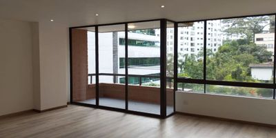 Apartamento en arriendo unidad cerrada cerca a clinicas y parques. Facil acceso desde la Av principal, cercano a multiples servicios complementarios. Entorno muy tranquilo y con mucha naturaleza. Piso en madera laminada, sala comedor, estudio, estar de tv, 2 alcobas con baño en la principal, cocina integral abierta tipo americano, balcon y parqueaderos cubiertos. Unidad con Sauna, amplias zonas verdes, vigilancia 24 horas, citofonia y circuito cerrado de tv *Inmuebles sujetos a verificación de disponibilidad.*