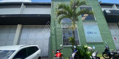 Se Vende Bodega en excelente ubicación sobre vía principal de Dosquebradas, a solo 3 minutos de la Ciudad de Pereira con Acceso de alto flujo vehicular. 
La Zona tiene ingreso para camiones que llegan con capacidad para cargue y descarga. 
La Bodega tiene un Área total de 251 m² incluido mezanine. Cuenta con cocina, área para reuniones, baño y oficina.