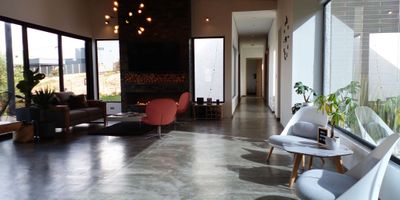 Casa en arriendo y venta en unidad cerrada ubicada sobre via principal con rutas de trasporte publico, cerca a colegios y estacion de servicio. Entorno totalmente campestre, muy tranquilo y de facil acceso. Piso en cemento y madera laminada, chimenea, sala comedor, estudio, 3 alcobas con baño en cada una, cocina integral abierta tipo americano, alcoba y baño de servicio, terraza, jardin y parqueaderos (3 cubiertos). Gym, salon social, parque infantil, placa polideportiva, cancha de squash, vigilancia 24 horas, citofonia y circuito cerrado de tv. *Inmuebles sujetos a verificación de disponibilidad.*