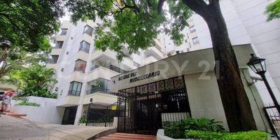 Apartamento en venta en sexto piso con ascensor de 137 M2 en Oeste de Cali en Edificio en el Oeste de Cali en Barrio Aguacatal con Piso en granito. Sala comedor. Balcón.  Baño social. Cocina integral citófono. Lava vajillas. Campana extractora Haceb. Estufa de 5 puestos a gas. Horno eléctrico.  Zona de ropas. Calentador a gas. Alcoba de servicio con baño completo.  Closet de linos. Baño completo de alcobas . 1 Alcoba auxiliar con closet. 2 Alcoba auxiliar con closet. Sala de televisión. Alcoba principal con walk in closet. Baño completo remodelado. Estrato 6. Shut de basuras

 El edificio cuenta con vigilancia y portería 24 horas, zona infantil con juegos, zona húmeda completa con piscinas, sauna y turco, gimnasio y zona BBQ.  Su ubicación en una de las mejores zonas de la ciudad, excelentes vías de acceso y su cercanía le permitirán llegar con facilidad a centros comerciales, supermercados, restaurantes, bancos (cajeros automáticos), centros educativos (universidades o colegios), centros médicos y hospitalarios, gasolineras, droguerías, panaderías, gimnasios, parques, entre otros.  2 torres  de 7 pisos con  1 ascensor  con 2 apartamentos por piso.