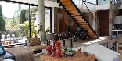 Casa amoblada en arriendo en unidad cerrada, con acceso a gran variedad de servicios complementarios en centros comerciales. Piso en ceramica y madera laminada, dos niveles, chimenea, sala y comedor independiente, 3 alcobas con baño en cada una, jacuzzi, cocina integral abierta tipo americano, alcoba y baño de servicio, balcon, terraza, jardin y parqueaderos cubiertos. Conjunto cerrado con zonas verdes, alarma, citofonia y circuito cerrado de tv. *Inmuebles sujetos a verificación de disponibilidad.*