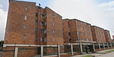 Apartamento venta en barrio ingles, muy bien iluminado, cerca de av. Quiroga, con buenas vías de acceso y transporte, Cerca de colegios, avenidas principales como la cr 24 la cr 30y la av. caracas,  centros comerciales, zona comercial, parqueaderos y parques cercanos, en conjunto cerrado que cuenta con áreas comunes muy bien cuidadas como zona bbq, zona verde, Vigilancia 24 horas, apartamento esquinero su altura permite habilitar otros espacios, cuenta con 3 habitaciones con closet, 1 baño, sala comedor, cocina integral, patio de ropas independente, balcón. garaje cubierto y depósito.  Nuestra firma respalda su inversión