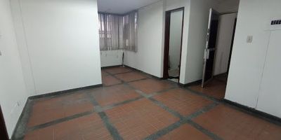 Apartamento en Venta en el Centro de Pereira.  El inmueble consta de 1 apartamento y 2 oficinas Con un área de 188m2, 5 habitaciones, 5 baños, parqueadero cubierto, Cocina Integral, Sala-Comedor, Gas Domiciliario, Zona de Ropas, Balcón, Conjunto Cerrado, Vigilancia. 