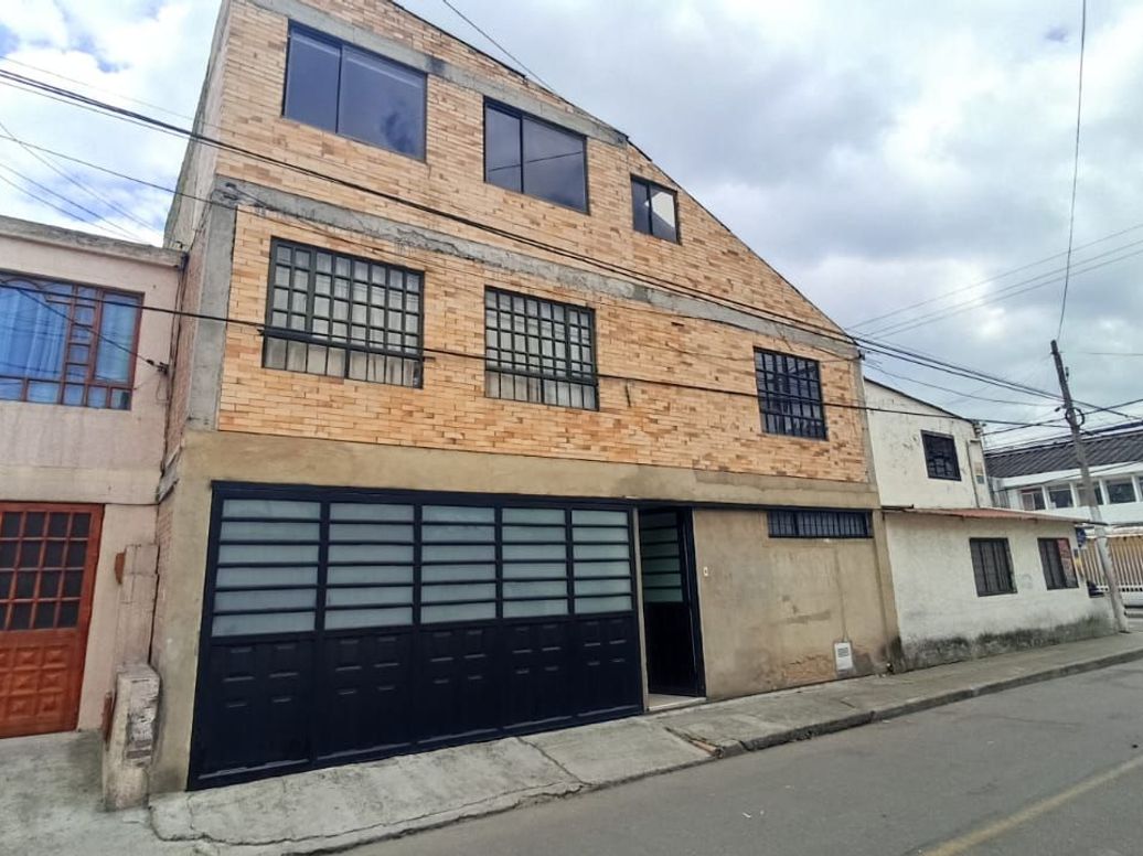 Casa de 6 alcobas en venta en Ub. Ciudad Kennedy Sur, Bogotá, 328 m² · foto 2 de 17
