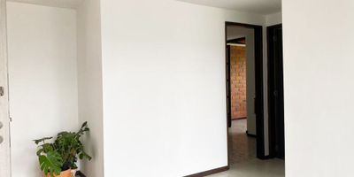 Apartamento en arriendo en unidad cerrada a solo 10min de servicios complementarios en centro comercial, facil acceso desde la av. principal y rutas de transporte. Cuenta con piso en madera, sala comedor, estudio, 2 alcobas con baño en la principal, cocina integral cerrada, terraza y parqueadero cubierto. Unidad con parque infantil, placa polideportiva, salon social, vigilancia 24 horas, citofonia y circuito cerrado de tv. *Inmuebles sujetos a verificación de disponibilidad.*