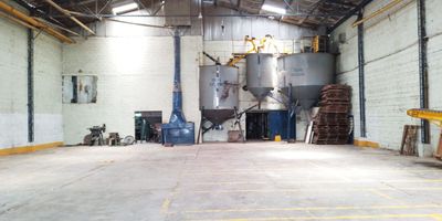 Bodega independiente en arriendo y venta cerca a via principal, supermercados, restaurantes, estacion de metro, parques, rutas de transporte publico y servicios complementarios. Piso en mortero y baldosa, 6 espacios, baños, tres niveles, cocineta, aire acondicionado privado, piso reforzado de 10 T, energia trifasica, puerta camion, KVA 50, area de oficinas, bascula camionera 60.000k y parqueaderos lineales. Cuenta con cuarto util y circuito cerrado de tv. *Inmuebles sujetos a verificación de disponibilidad.*