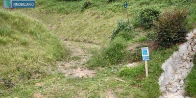 Lote terreno para la venta  con un área de 7.970,40 metros cuadrados aproximadamente de terreno quebrado, de los cuales gran parte es bosque. Cuenta con explaneación y buena vista. Está ubicado en condominio campestre compuesto por 22 lotes y dos accesos. Ubicado en sector con cercanía al hospital San Vicente de Paul, al colegio El Triángulo, al Aeropuerto Jose María Cordoba, la glorieta del Retiro, al Mall La Fe y a la vía de Don Diego -LLanogrande.