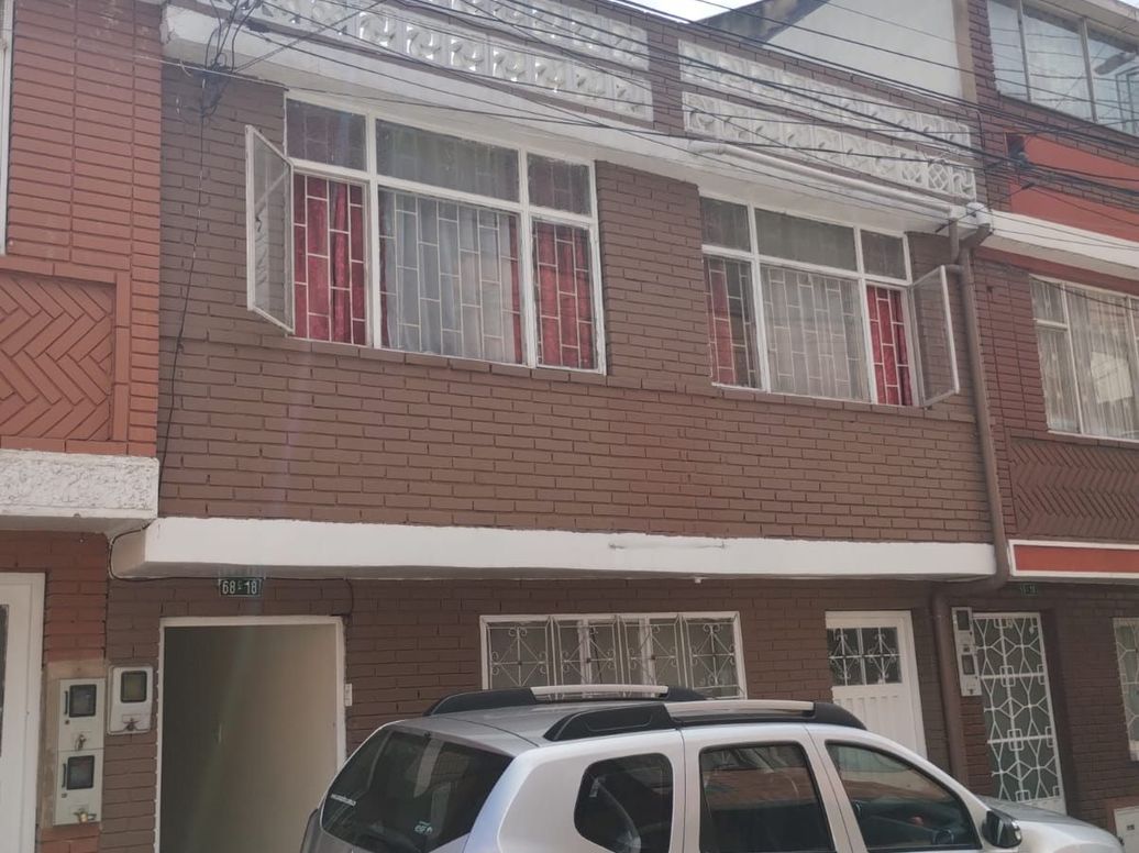 Casa de 10 alcobas en venta en Alqueria La Fragua, Bogotá, 210 m² · foto 3 de 8