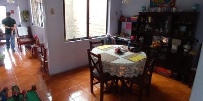 Vendemos esta casa + apartaestudio ubicada en la floresta con un area de 103 mts2, cuenta con 3 alcobas, 2 closet, 3 baños, sala comedor, cocina sencilla con red de gas, 1 patio,1 balcon, zona de ropas, piso en ceramica.https://www.inmobiliariatrianon.com/inmueble/4430