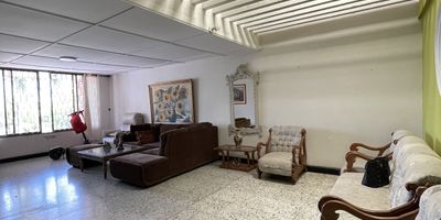 Amplia casa en venta en La Cumbre, Barranquilla, Atlántico. Este inmueble de 269 m² ofrece 4 habitaciones y 2 baños, ideal para familias. Cuenta con 4 parqueaderos y una antigüedad de 5 años. Disfrute de la tranquilidad y seguridad que brinda la vigilancia. Situada en estrato 5, esta propiedad presenta una excelente oportunidad en una zona residencial. Conozca más detalles de esta casa o programe su visita usando nuestras opciones de WhatsApp, contactar o ver teléfonos.