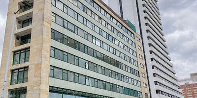 Oficina de doscientos ochenta metros, divisiones, área independiente, sala de reuniones, baterías de baños, vigilancia veinticuatro horas.