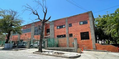 Excelente local comercial con área aproximada de 620M2 ubicado en el segundo piso de la edificación. local que consta de en su segundo piso  dos amplios salones con nueve oficinas amplias, baño de damas con dos juegos de batería  de baño y baño de caballeros con dos juegos de baterías de baño y dos orinales, amplia bodega y escaleras de acceso al tercer piso. En su tercer nivel cuenta con una bodega, un área de cafetería y área de azotea