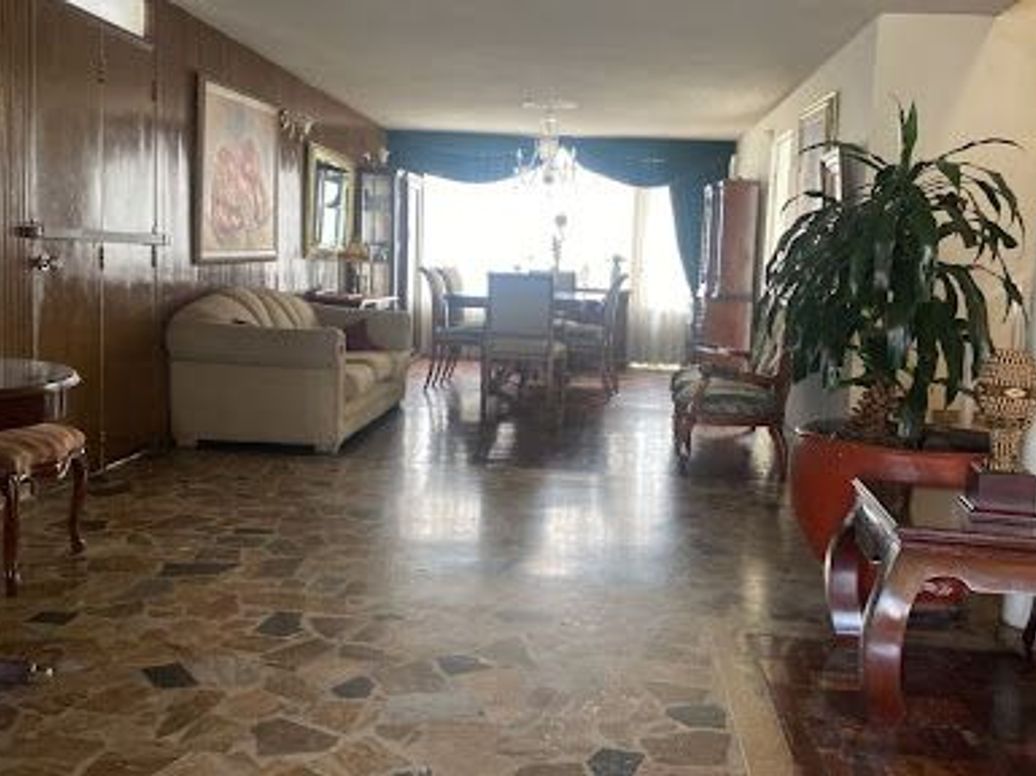 Casa de 5 alcobas en venta en Santa Margarita, Bogotá, 345 m² · foto 2 de 12