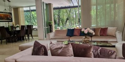 Casa ubicada en el sector del Atravesado, cuenta con facilidad de acceso a rutas de servicio público, además está cerca del complex de la superior, mall san Lucas, Club el campestre, Mall Drive In, Supermercados Olímpica y Colegio Montessori.