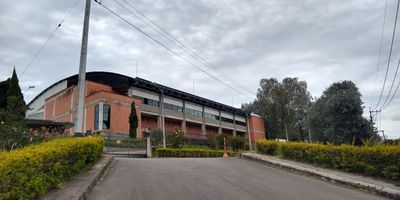 Bodega en arriendo Guarne, de 3700 metros cuadrados ,dos niveles ,portería con vigilancia 24 horas, baños múltiples en cada piso,4 baños adicionales, espacio adecuado de enfermería en , zona de recepción, espacio para punto de venta, cocina con gas, con sub estación de energía con capacidad de 500kva,paneles solares en el techo que generan 10 kilovatios, red de gas, zona de cargue y descargue con puerta camión de 3.9 metros de alto por 5.5 metros de ancho, la  capacidad de carga del piso es de 1000 kilos por metro cuadrado  y una altura de 3,9 metros en el primer piso y de 400 kilos por metro cuadrado y 4 metros de altura en el segundo piso, amplios parqueaderos de carros y de motos. Hay opcion de arrendarla de forma parcial