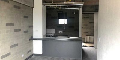 Se vende aparta estudio en la Ceja.

Cuenta con una habitacion, un baño,  sala comedor, balcon, y estudio, la unidad cuenta con lobby, plazoleta con jardines, coworking, gym, turco.
