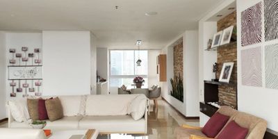 Apartamento en arriendo en unidad cerrada cerca a centros comerciales, carulla, rutas de transporte publico y ubicación estratégica con fácil acceso a múltiples servicios complementarios. Piso en porcelanato y madera, puerta de seguridad, chimenea, sala y comedor independiente, estudio, estar de tv, 3 alcobas con baño en cada una, cocina integral abierta tipo americano, alcoba y baño de servicio, balcon y parqueaderos paralelos cubiertos. Piscina, gym, parque infantil, salon de juegos, salón social, zonas verdes, cancha de squash, vigilancia 24 horas, citofonia y circuito cerrado de tv. *Inmuebles sujetos a verificación de disponibilidad.*