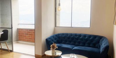 Apartamento amoblado en arriendo en unidad cerrada sector residencial y tranquilo, con fácil acceso a centros comerciales, supermercados, colegios y rutas de transporte público. Piso en porcelanato, puerta de seguridad, sala comedor, 2 alcobas con baño en la principal, cocina integral abierta tipo americano, balcon y parqueaderos paralelos cubiertos. Jacuzzi, Gym, salon social, parque infantil, zonas verdes, vigilancia 24 horas, citofonia y circuito cerrado de tv. *Inmuebles sujetos a verificación de disponibilidad.*