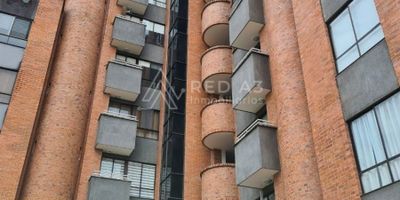 Penthouse en arrendamiento amoblado localizado estratégicamente en el sector residencial de Pinares en Pereira, con entorno cerca a restaurantes, a el  Centro Comercial Parque Arboleda, , supermercado Carulla, centros médicos como Oval Médica, Megacentro Pinares, Universidad Tecnológica de Pereira, Colegios, unidades residenciales, hoteles, parques, gimnasios, entidades bancarias, cajeros automáticos entre otros. Diferentes vías de acceso que permiten llegar y salir con facilidad, con afluencia de transporte público y privado.

El inmueble cuenta con 85 m2, 2 niveles, primer piso sala comedor, cocina integral, 2 balcones, 1 habitación con ducha, zona de ropas, minibodega. Segundo nivel:  habitación principal con baño y jacuzzi, 1 terraza y balcón con amplia vista panorámica.  La zona social ofrece piscina, turco, jacuzzi, gimnasio dotado, salón social, jardines interiores, 2 ascensores por torre, portería vigilancia 24 horas.

Información adicional:

Todos los espacios están completamente dotados o amoblados, Camas de 1.60 x 2,00 m, con mesas de noche. cada habitación tiene televisor, cocina totalmente dotada: Nevera, electrodomésticos pequeños, vajillas. Lavadora de ropa, tendidos de camas, cobijas, toallas, etc. En la sala hay un sofá cama que hace parte de los muebles de sala, comedor de 4 puestos, mueble en vidrio san blasty para vajillas.

Disponible a partir del del 4 Julio 2023.