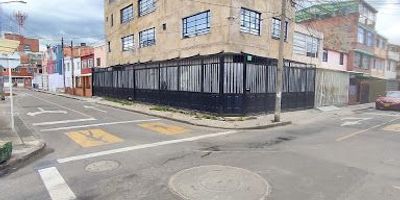 67- Kennedy central al respaldo de la notaria 68, cuenta con un área de 7.75 x 19.25 metros, primer piso: parqueadero, local, bodega con su respectivo baño, segundo, tercer y cuarto piso: en cada piso encontramos un apartamento de 3 habitaciones, sala, comedor,cocina integral, 2 baños, estudio  y  zona de lavandería, quinto piso: terraza en area total cubierta en teja, inmueble en muy estado de conservación, construcción nueva.
