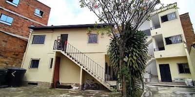 EDIFICIO EN VENTA EN BOSTON EN UN LOTE DE 420 M2 APROXIMADAMENTE, CUENTA CON 600 M2 CONSTRUIDOS, DESARROLLADOS EN 3 CONSTRUCCIONES, PARA UN TOTAL DE 10 VIVIENDAS CON UNA SOLA MATRICULA SIN DESENGLOBAR, CON SERVICIOS PUBLICOS INDEPENDIENTES PARA CADA APARTAMENTO. ADEMAS TIENE ESPACIO ABIERTO QUE SE PUEDE UTILIZAR PARA SACAR MAS UNIDADES DE VIVIENDAS O ZONA DE PARQUEADEROS DE MOTOS Y BICICLETAS. RENTAN EN TOTAL $14'400.000 ACTUALMENTE, CON UNA RENTABILIDAD DEL 0,6. BLOQUE 1 - CUENTA CON 6 APARTAMENTOS CADA UNO CON 2 ALCOBAS. BLOQUE 2 - CUENTA CON 2 APARTAMENTOS  CADA UNO DE 3 ALCOBAS. BLOQUE 3 - CUENTA CON 1 APARTAMENTO DE 2 ALCOBAS Y 1 APARTAESTUDIO. IDEAL PARA INVERSION.