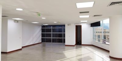 Oficina en arriendo cerca a servicios complementarios de centros comerciales, con fácil acceso desde la av principal. Piso en porcelanato, 1 espacio, baño privado, cocineta, cableado de red, techo cielo raso, aire acondicionado central, y parqueadero cubierto. Unidad con ascensor, vigilancia 24 horas, citofonia, auditorio, baños comunales, planta eléctrica y circuito cerrado de tv. *Inmuebles sujetos a verificación de disponibilidad.*