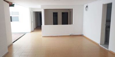 Casa comercial independiente en arriendo y venta  sobre via principal, cerca a restaurantes, supermercados, centros comerciales, rutas de transporte publico y servicios complementarios. Piso en baldosa, 8 espacios, 2 niveles, baños, cocineta, patio, extractor, red de gas y cuarto util. *Inmuebles sujetos a verificación de disponibilidad.*