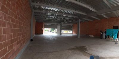 Bodega disponible para arriendo en excelente ubicación de Medellín, sobre vía principal con muy buena vitrina gracias a su gran flujo vehicular, ideal para confecciones, academias, talleres, galerías, gimnasio, etc. contáctanos 3007704699 - 3176418589